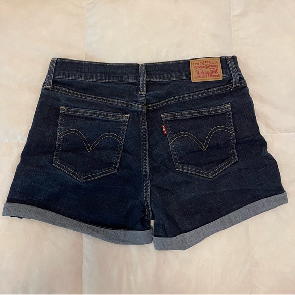 LIKE NEW - LEVI’S MID LENGTH DENIM SHORTS - SIZE 30 - Picture 2 of 4